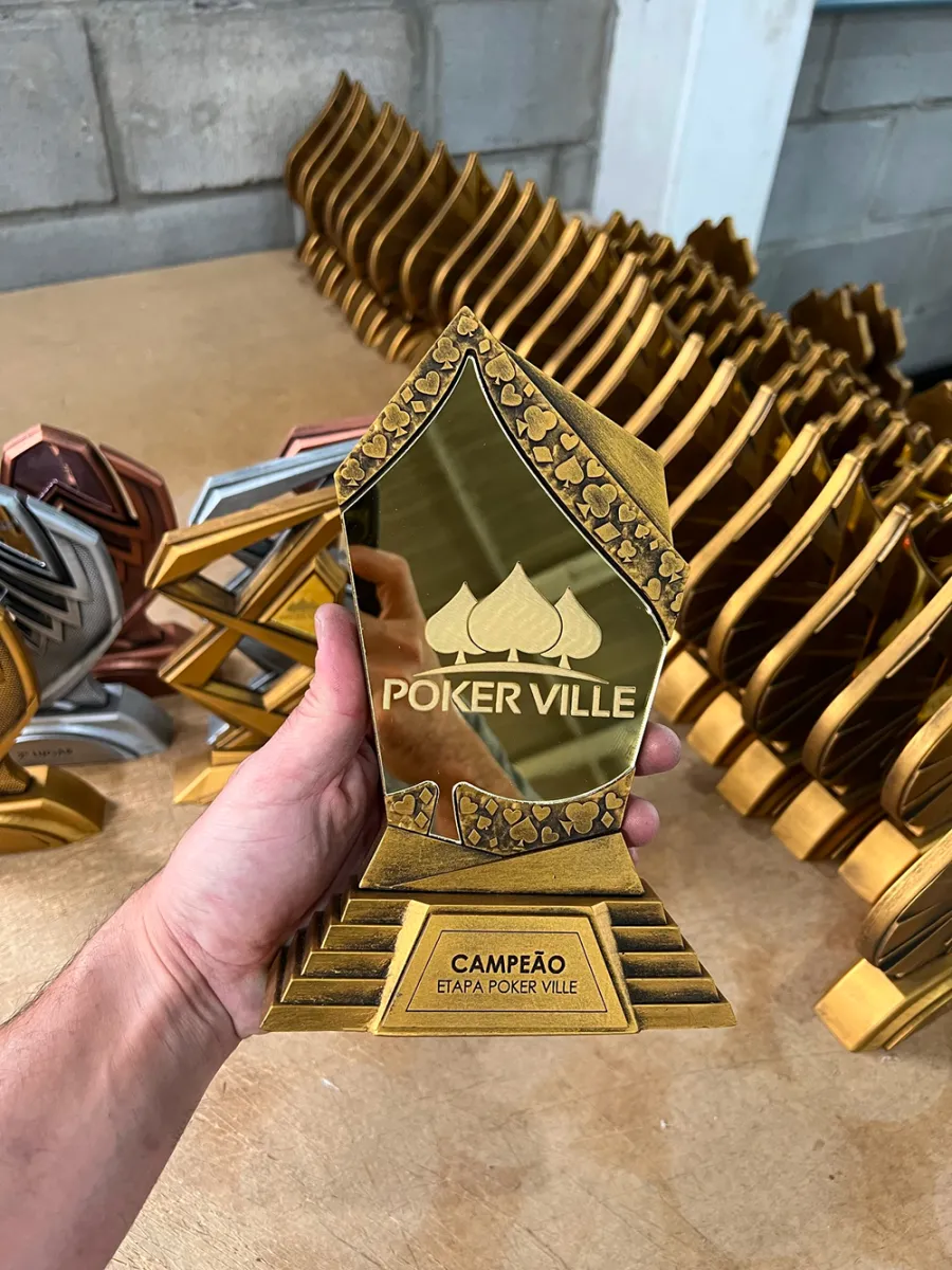 Trofeo de poker modelado en 3D, acabado dorado
