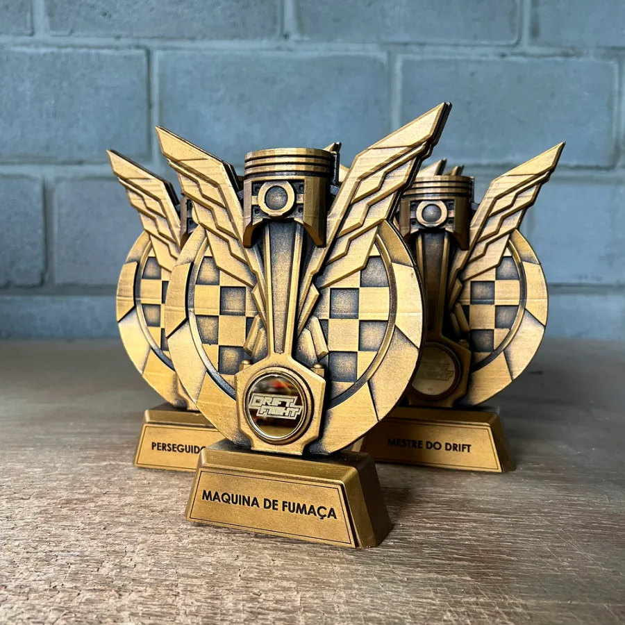 Trofeos de automovilismo modelados en 3D en resina maciza dorada