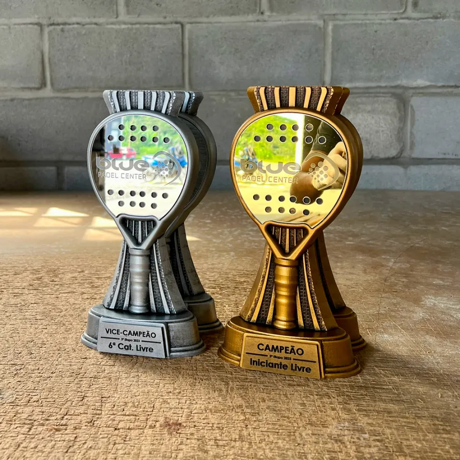 Trofeos de pádel personalizados en resina maciza