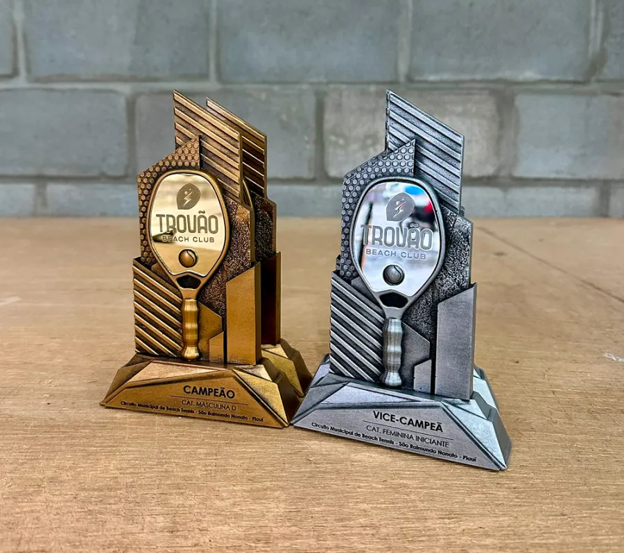 Trofeo modelado en 3D, acabado dorado