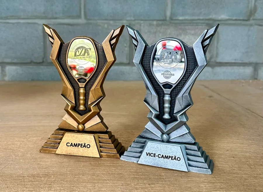 Trofeos producidos en resina maciza con acabado premium