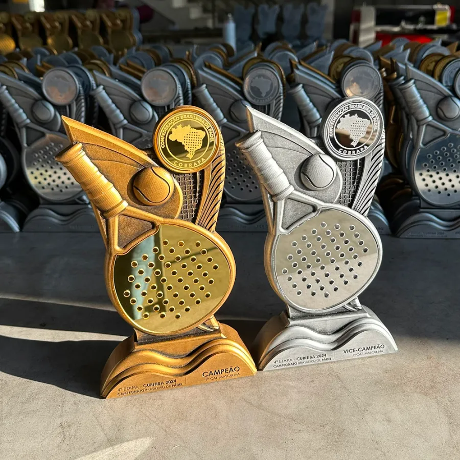 Trofeos de pádel en resina maciza, acabado dorado y plateado