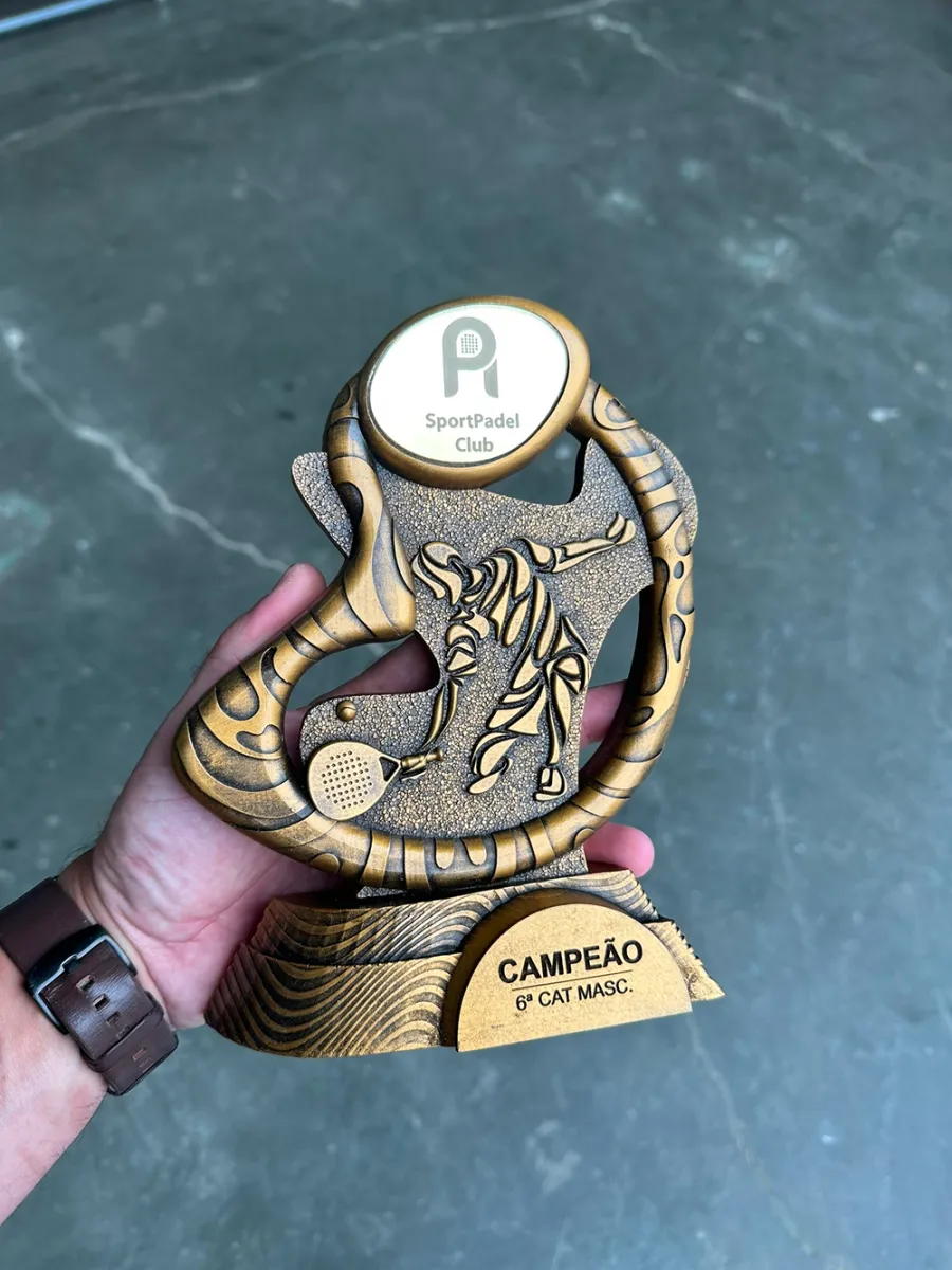 Trofeo de pádel modelado en 3D con relieve escultural
